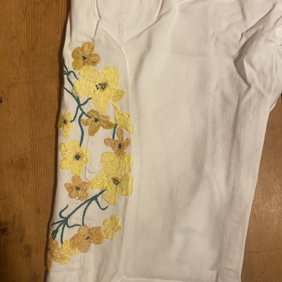 Bundle30 - White Denim Jeans with Flowers - Picture 3 of 4